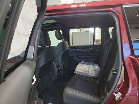 New 2025 Jeep Grand Cherokee Limited image 9