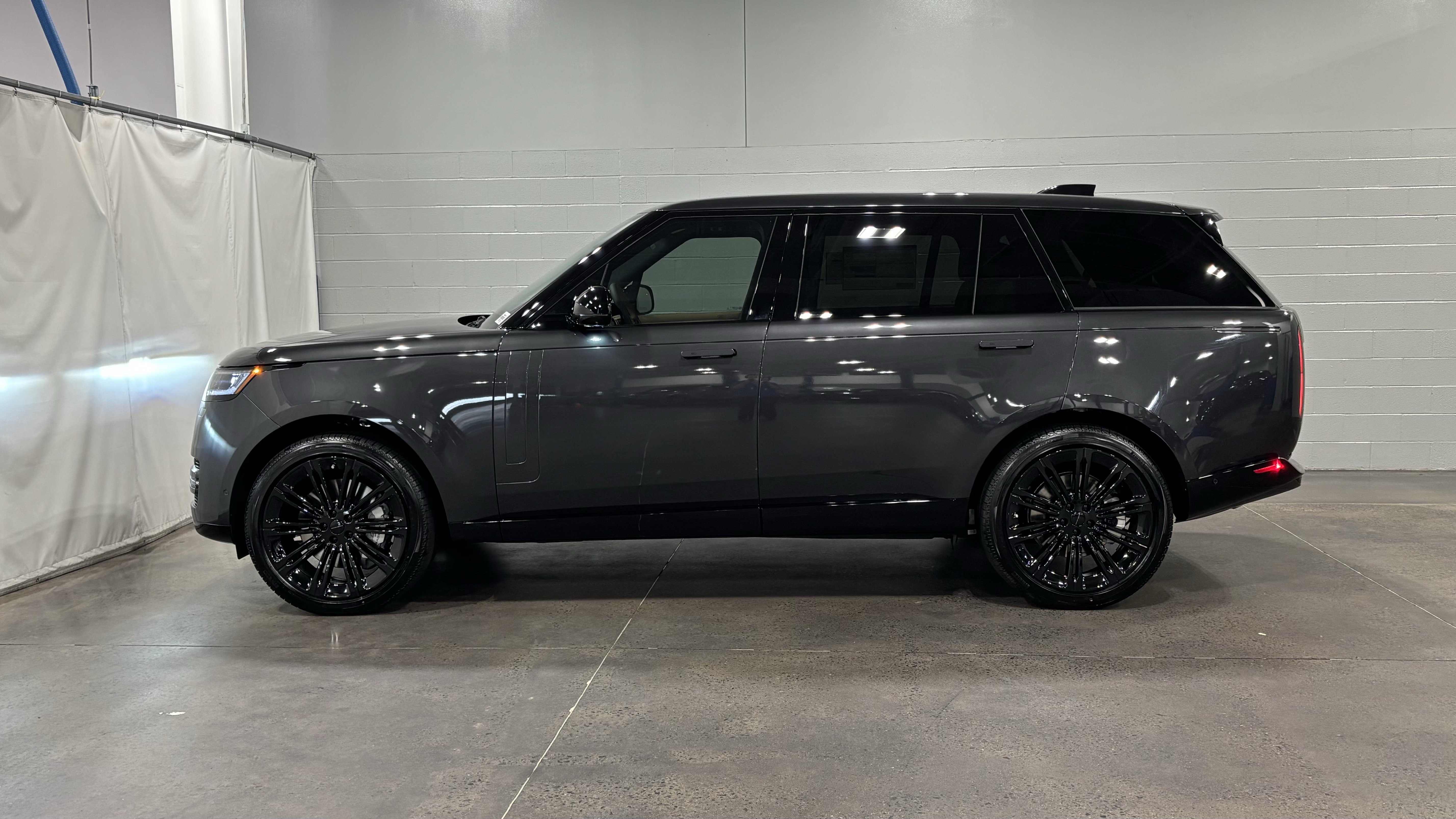 New 2026 Land Rover Range Rover Long Wheelbase SE AWD/4WD image 7