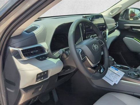 New 2026 Toyota Highlander Platinum AWD/4WD image 17
