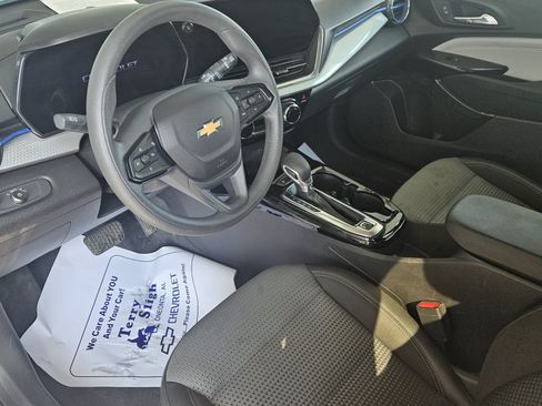 Used 2025 Chevrolet Trax LT FWD image 10