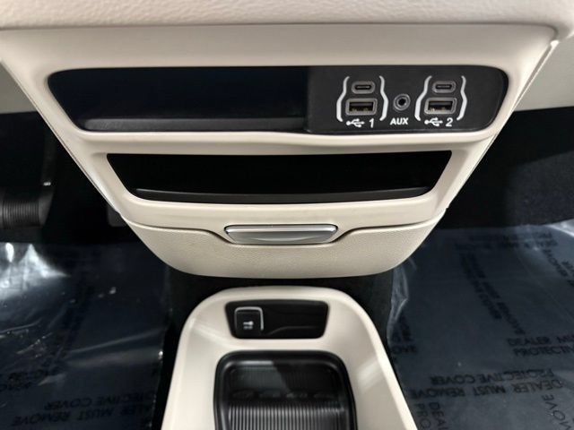 Used 2024 Chrysler Pacifica Touring-L AWD/4WD image 41