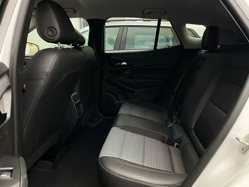 Used 2025 Chevrolet Trax LT w/ LT Convenience Package image 11