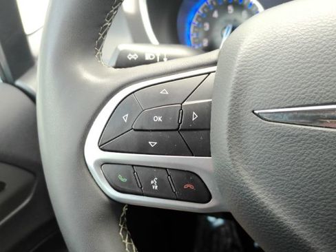 Used 2025 Chrysler Pacifica Select image 39