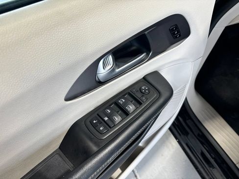 Used 2024 Chrysler Pacifica Touring-L FWD image 9