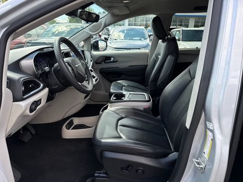 Used 2024 Chrysler Pacifica Touring-L FWD image 15