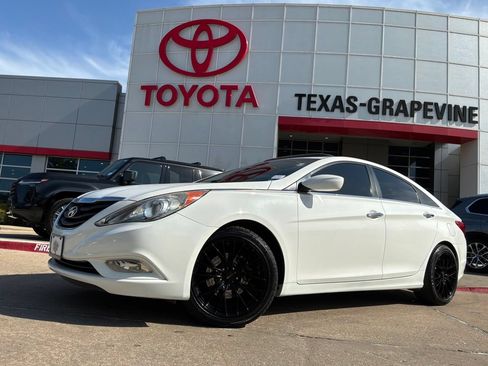 Used 2011 Hyundai Sonata SE w/ Navigation & Sunroof Pkg 4 FWD image 2