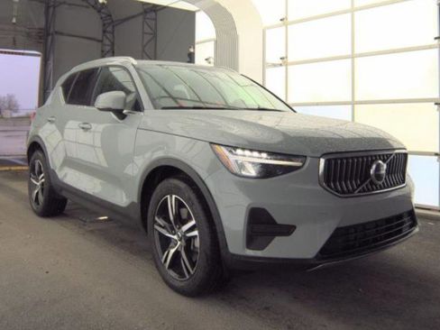 Used 2025 Volvo XC40 B5 Core AWD/4WD image 3