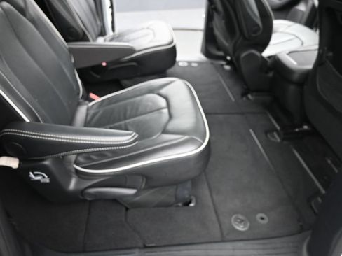 Used 2025 Chrysler Pacifica Limited FWD image 20