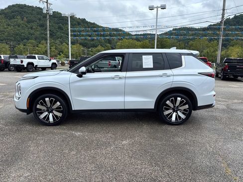 Used 2025 Mitsubishi Outlander SE AWD/4WD image 2