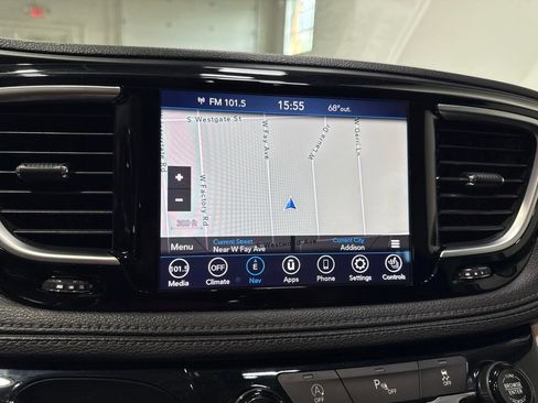 Used 2020 Chrysler Pacifica Limited FWD image 16