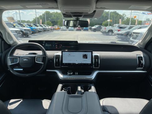 Certified 2025 Ford Expedition Platinum AWD/4WD image 15