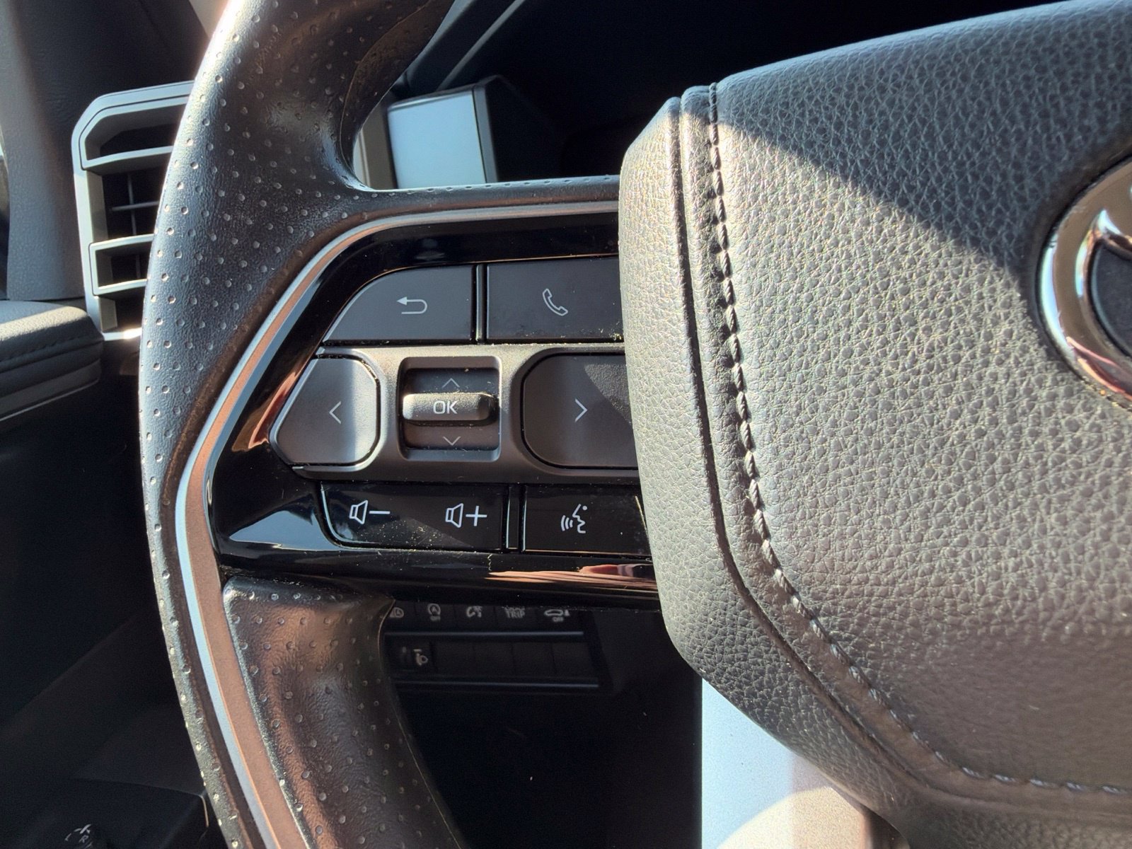 Used 2023 Toyota Tundra SR5 w/ SR5 Convenience Package AWD/4WD image 17