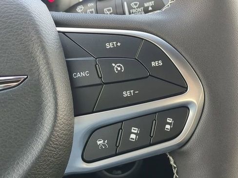 New 2026 Chrysler Pacifica Limited w/ Uconnect Theater Family Group image 36