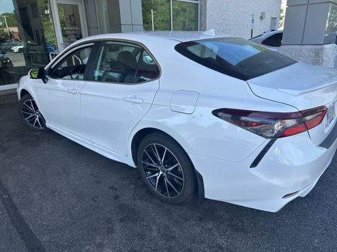 Used 2024 Toyota Camry SE w/ Cold Weather Package FWD image 9