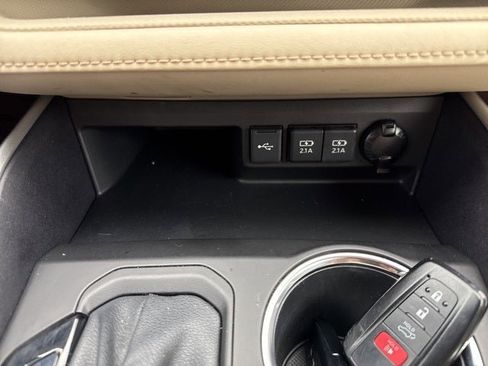 Certified 2021 Toyota Highlander XLE image 32