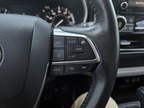 Used 2020 Toyota Highlander XLE image 18