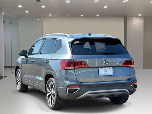 Used 2022 Volkswagen Taos SE w/ Panoramic Sunroof Package FWD image 3