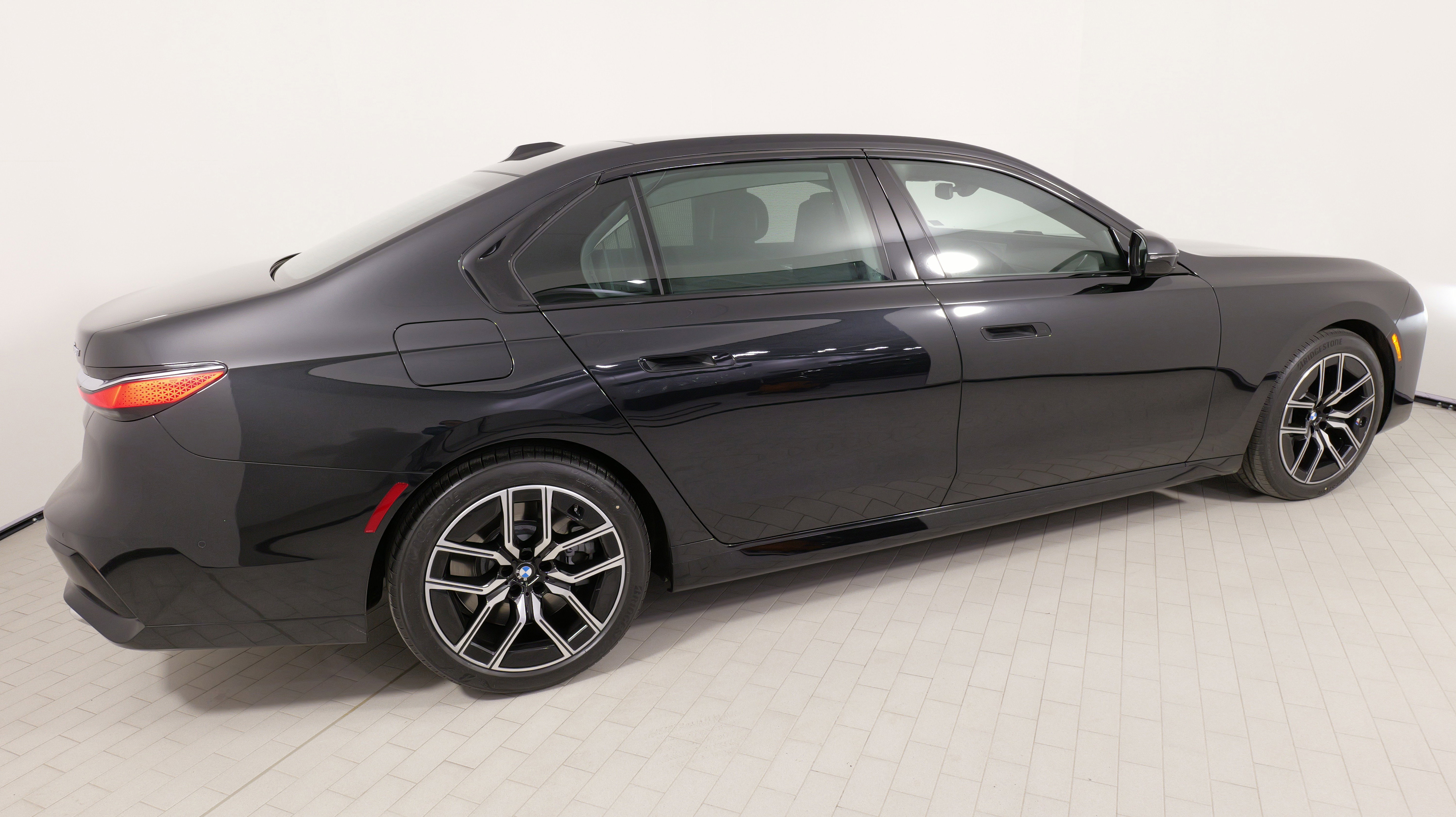 Used 2023 BMW 760i xDrive AWD/4WD image 7