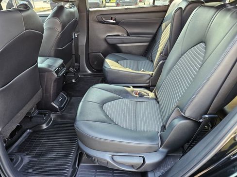 Used 2022 Toyota Highlander XSE AWD/4WD image 16