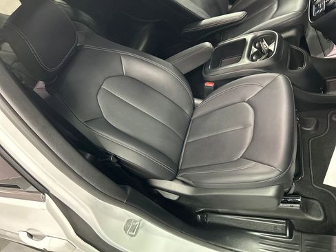 Used 2026 Chrysler Pacifica Select image 26