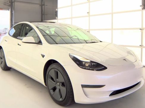 Used 2023 Tesla Model 3 Standard Range RWD image 2