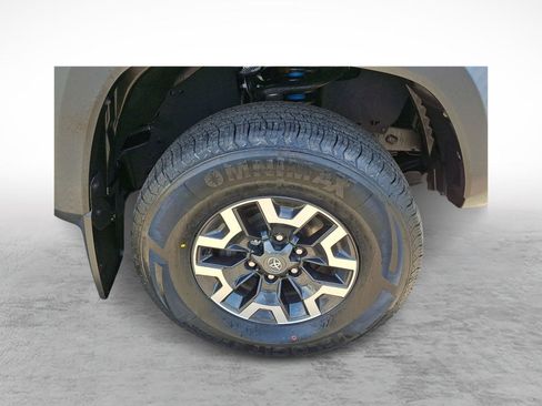 Used 2022 Toyota Tacoma TRD Off-Road AWD/4WD image 9