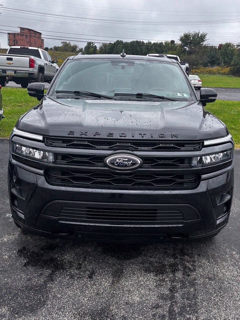 Used 2023 Ford Expedition Limited AWD/4WD image 2