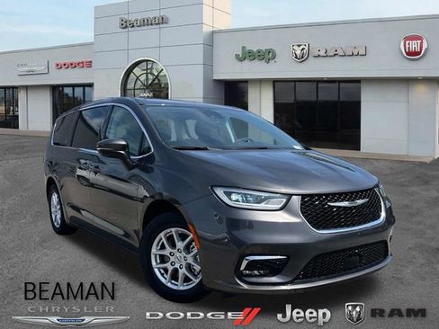 Used 2023 Chrysler Pacifica Touring-L FWD image 1