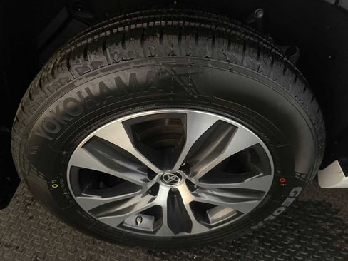 Used 2023 Toyota Highlander XLE image 13