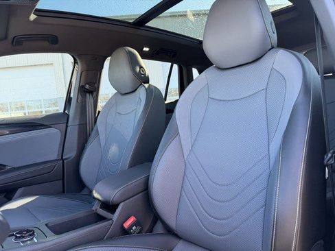 Used 2025 Volkswagen Tiguan SE R-Line image 13