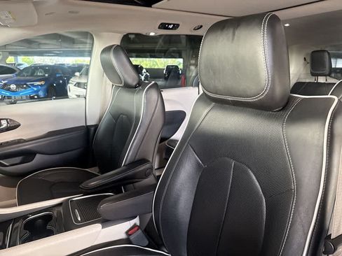 Used 2023 Chrysler Pacifica Limited FWD image 14