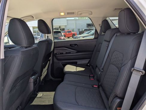 Used 2025 Nissan Pathfinder SV image 12