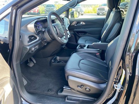 New 2026 Chrysler Voyager LX image 5