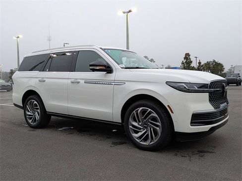 New 2025 Lincoln Navigator Reserve image 2