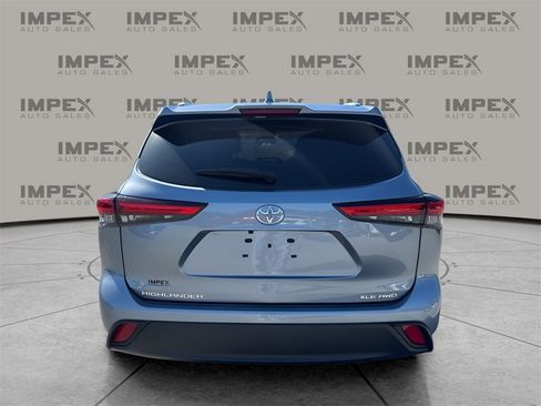 Used 2023 Toyota Highlander XLE image 4