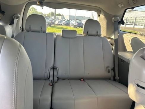 Used 2020 Toyota Sienna XLE w/ Carpet Mat Package FWD image 19