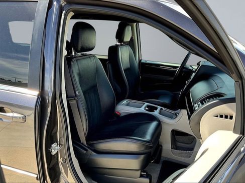 Used 2017 Dodge Grand Caravan SXT image 16