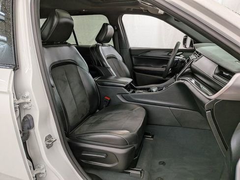 Used 2023 Jeep Grand Cherokee Altitude AWD/4WD image 22