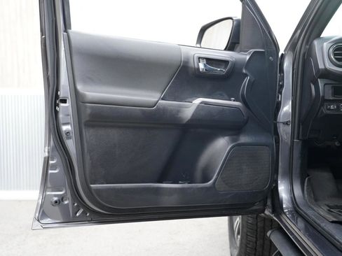 Used 2018 Toyota Tacoma TRD Sport image 28