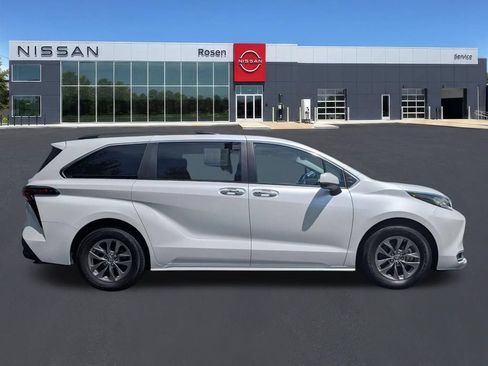 Used 2023 Toyota Sienna XLE FWD image 2