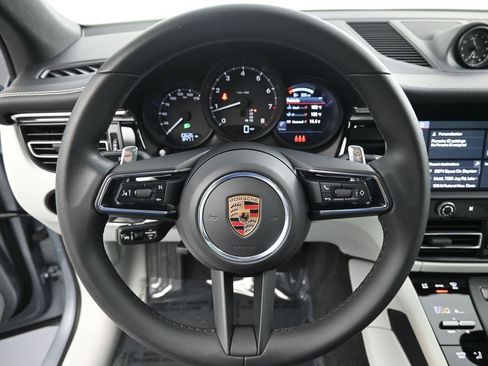 Certified 2025 Porsche Macan image 19