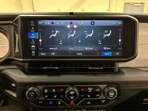 Used 2025 Jeep Wrangler Unlimited Sahara AWD/4WD image 21