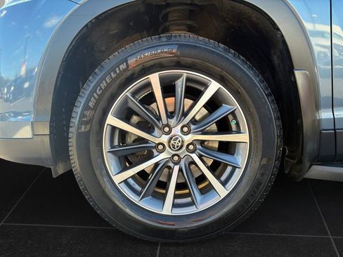 Used 2019 Toyota Highlander XLE AWD/4WD image 9