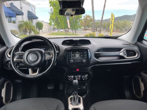 Used 2017 Jeep Renegade Latitude FWD image 12