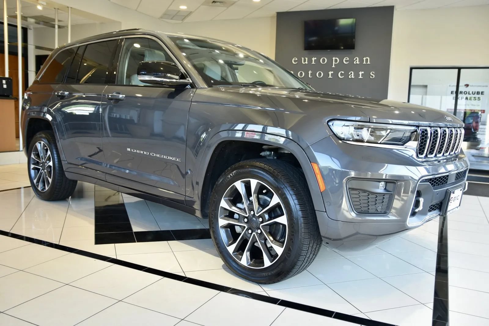 Used 2022 Jeep Grand Cherokee Overland AWD/4WD image 1