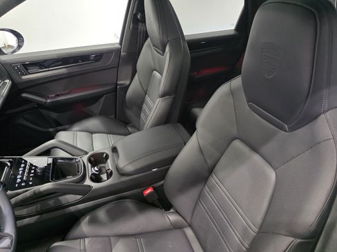 Used 2025 Porsche Cayenne GTS AWD/4WD image 8