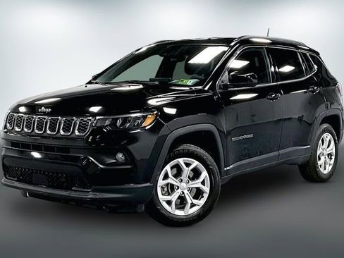 Used 2024 Jeep Compass Latitude image 3