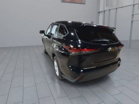 Used 2024 Toyota Highlander LE AWD/4WD image 7