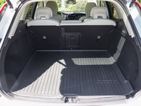 Used 2024 Volvo XC60 B5 Core image 8