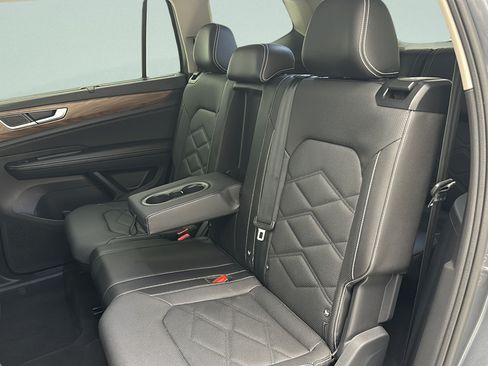 Used 2025 Volkswagen Atlas SE AWD/4WD image 10